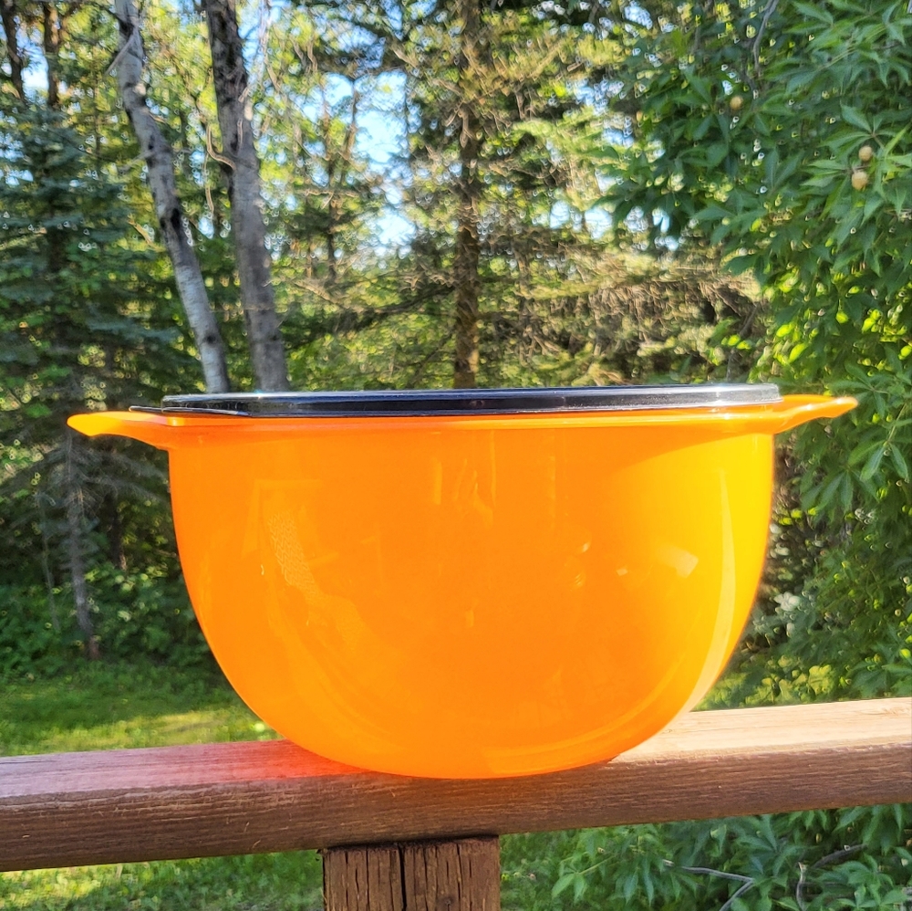 NEW Tupperware 42 cup Thatsa Bowl in Orange Sparkle